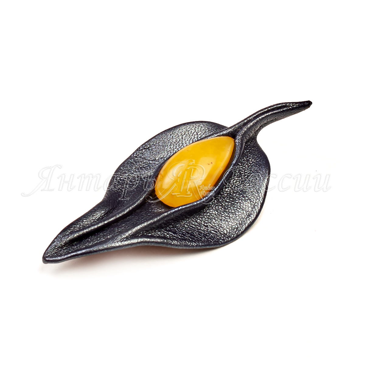 Брошь из янтаря на коже Брошь из янтаря на коже