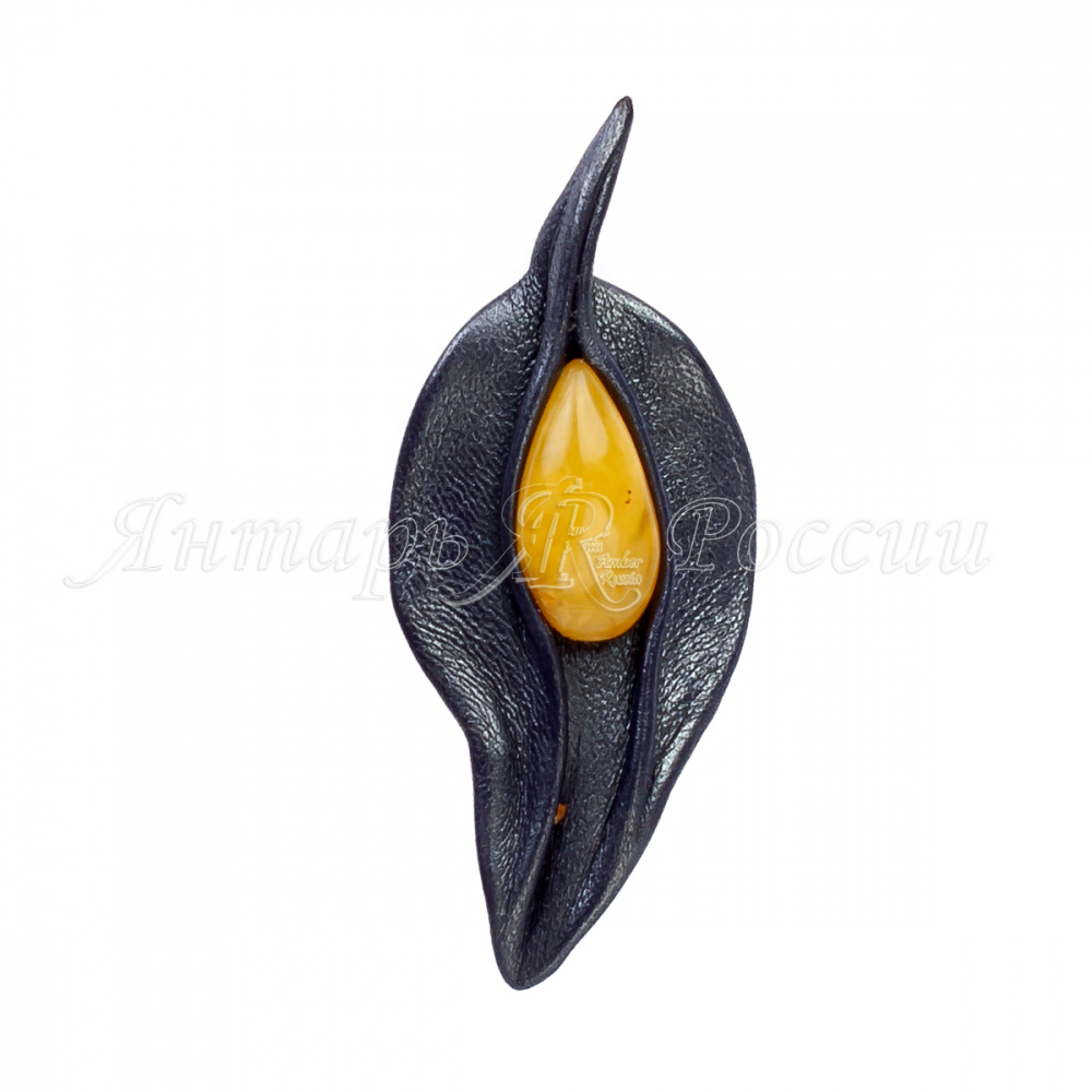 Брошь из янтаря на коже Брошь из янтаря на коже