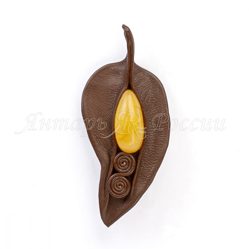 Брошь из янтаря на коже Брошь из янтаря на коже